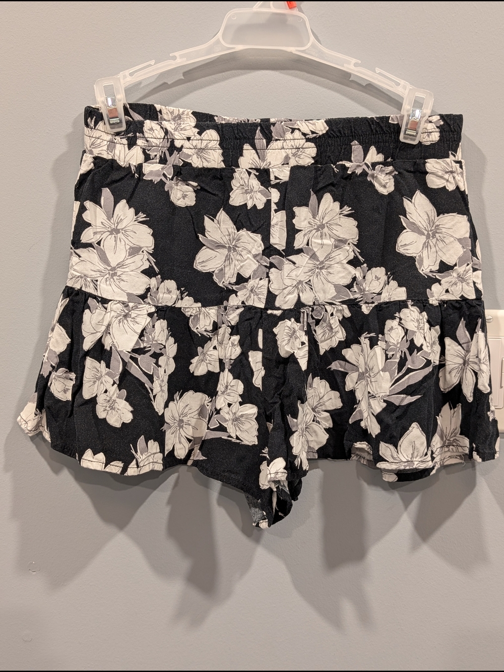 Aeropostale Black And White Floral Ruffle Shorts Size S